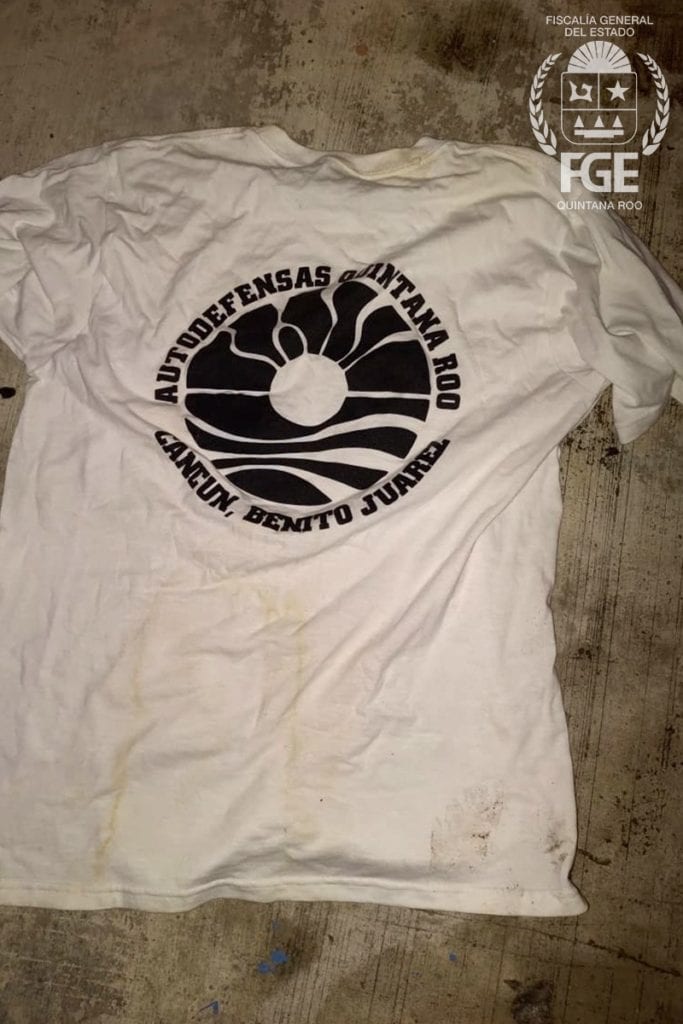 Derivado de esta detención, autoridades pudieron obtener una orden de cateo para registrar este restaurante, descubriendo que en él estaba la sede de estos supuestos “autodefensas” que en realidad trabajan como sicarios, hallando incluso las lonas rotuladas que utilizan para sus videos, así como playeras con su logo, más equipo táctico, celulares y otras evidencias comprometedoras.