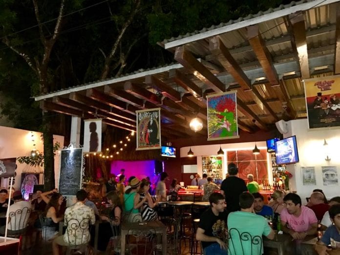 Otro negocio icónico de Playa del Carmen ha tenido que cerrar sus puertas en Playa del Carmen y esta vez es el Kitxen Bar, de Saúl Hernández, músico muy querido en el mundo del rock nacional.