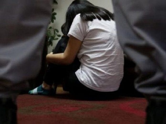 Denuncian que 15 jóvenes abusaron sexualmente de una menor de edad en una fiesta de cumpleaños en España.