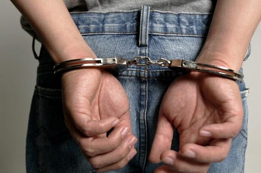 Hombre cae por un hoyo y se encuentra con nido de ratas