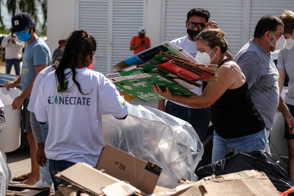 La Primer autoridad Municipal, asistió al centro de acopio ubicado en Pabellón Cumbres, en donde fue testigo y participante de la actividad, la cual tiene como objetivo reducir los residuos sólidos que se generan en la ciudad, previniendo la contaminación y contribuyendo a cuidar el medio ambiente.