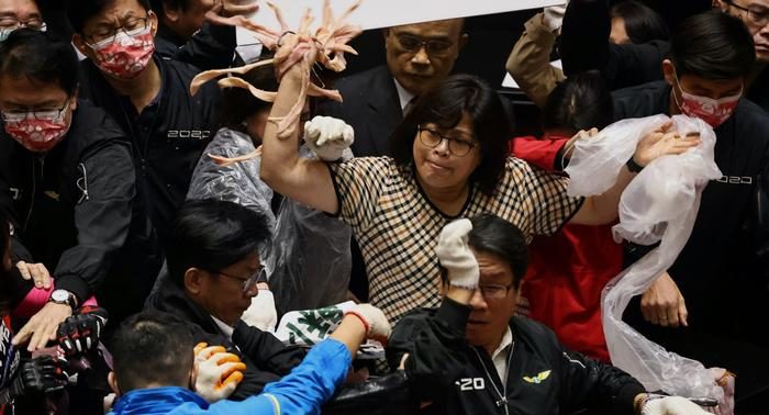 FOTOS: Protagonizan diputados pelea con tripas de cerdo en el parlamento de Taiwán