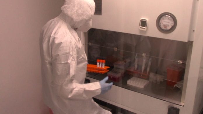 Con lo parecidos que son los síntomas del coronavirus con los de la influenza y ahora que es una época en la que más se manifiesta esta última enfermedad y se ha pronosticado un reponte de la primera, habrá personas que se confundan y deseen hacerse una prueba de Covid-19, pero ¿Cuánto cuesta hacerse una? 