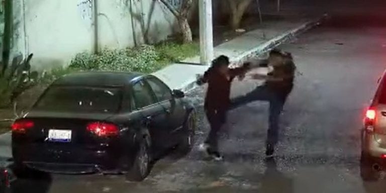 Captan en video brutal asalto a una mujer; la bajaron de un taxi y la golpearon
