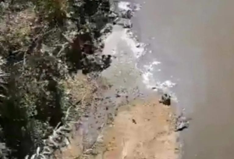 Encuentran un bebé dentro de una bolsa de plástico a las orillas de un río en México