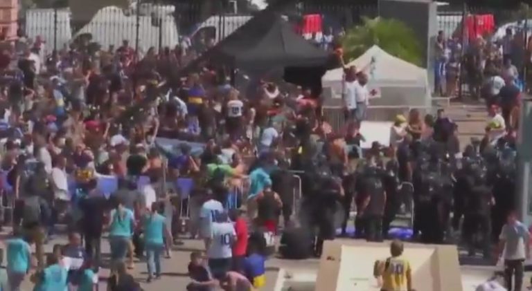 Se registran disturbios afuera de donde velan a Maradona