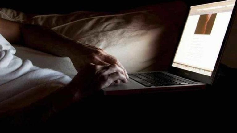 Se masturban e insultan: Así irrumpen hombres foro virtual sobre violencia contra la mujer