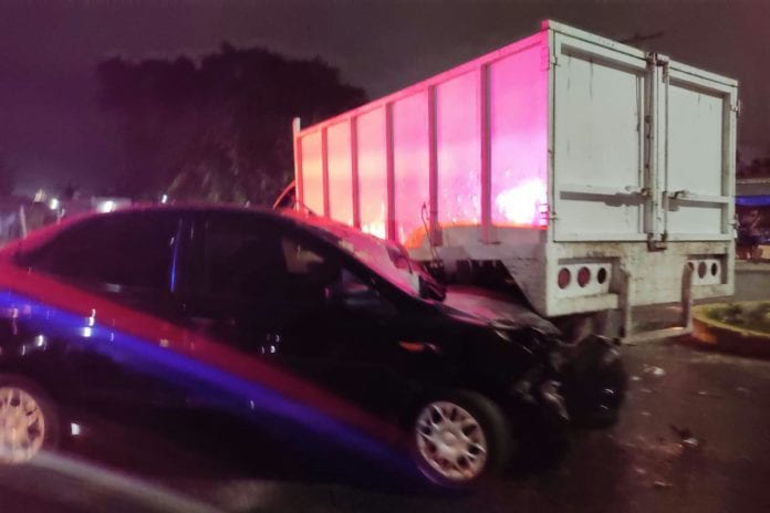 Un vehículo particular sufrió daños de consideración, luego de estrellarse en contra de una camioneta de carga propiedad del Ayuntamiento de Benito Juárez, en el cruce de las avenidas Centenario y Costa Maya, en la Región 227 de esta ciudad.
