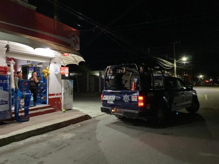 Un sujeto descalzo y sin camisa asaltó con un cuchillo cebollero una tienda de abarrotes en la colonia Ejidal de esta ciudad, llevándose consigo una cantidad módica de dinero y algunos productos. Es el segundo atraco que sufre este comercio en lo que va de noviembre.