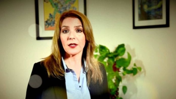 La periodista Guadalupe Lizárraga, quien tuviera sus “15 minutos de fama” al denunciar las supuestas irregularidades en el Caso Wallace, hoy se ha alejado de las reglas éticas más básicas del periodismo al atacar en su portal web a periodistas víctimas de amenazas y extorsión, así como al negar al blanco de estos ataques su derecho de réplica consagrado en la constitución.