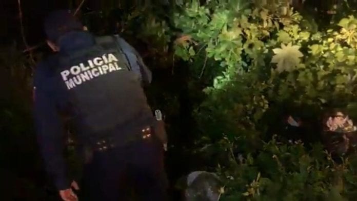 Las dos personas que fueron asesinadas esta madrugada cerca de Punta Esmeralda, en esta ciudad, se desempeñaban como taxistas, confirmaron fuentes de la Fiscalía General del Estado, que ya entregaron sus restos a sus familiares.