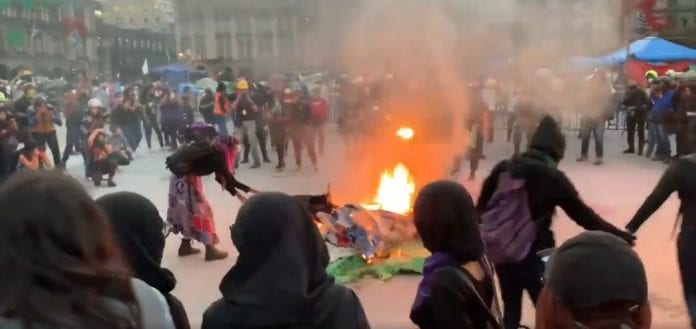 En el marco de las protestas por el 25 de noviembre, feministas encapuchadas incendiaron carpas de FRENAAA instaladas hace varias semanas en el Zócalo capitalino, como parte de las protestas anti AMLO.