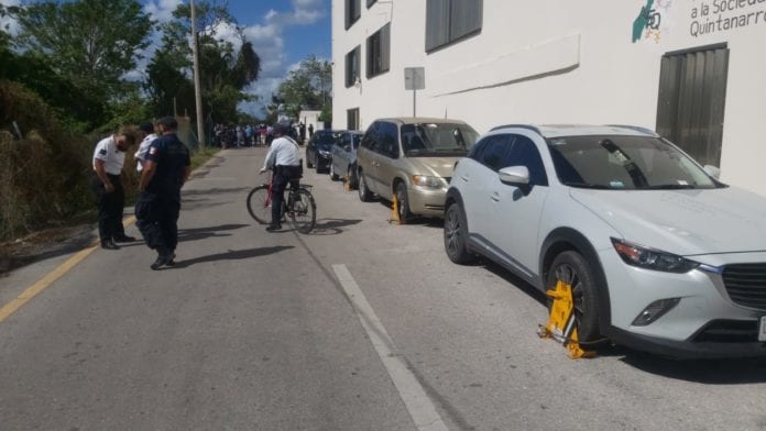 Un grupo de integrantes de la Confederación Revolucionaria de Obreros y Campesinos (CROC), sumados a otros ciudadanos, obligaron a personal de la Dirección de Tránsito y de PlayaParq a que retiraran las “arañas” colocadas en casi una docena de automóviles, en la colonia Aviación.