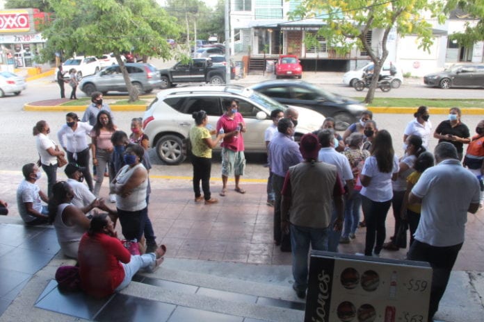 Un grupo de colonos pertenecientes a más de 70 asentamientos irregulares, como Valle Verde y El Milagro, protestó este día en las instalaciones de la Secretaría Técnica del Ayuntamiento, en Plaza Centro de la avenida Nader.
