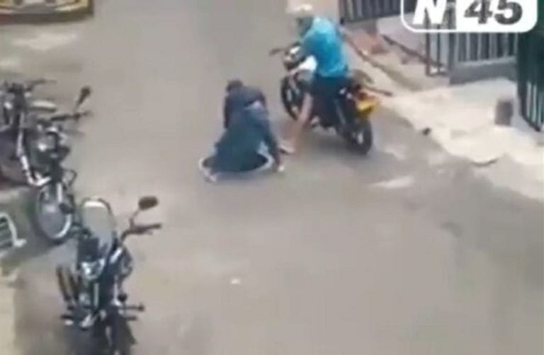 Intenta robar una tapa y se cae en el hoyo