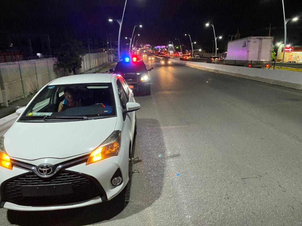 Al menos tes de estos autos eran conducidos por turistas, quienes se mostraron muy enojados ante esta situación, sobre todo por no poder responsabilizar a nadie de este problema.
