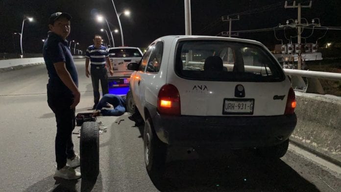 Un grande y profundo bache dejó varados a los pasajeros de cuatro vehículos, a la altura de las calles 4 y 6 sobre el puente del bulevar de la ciudad con dirección al sur.