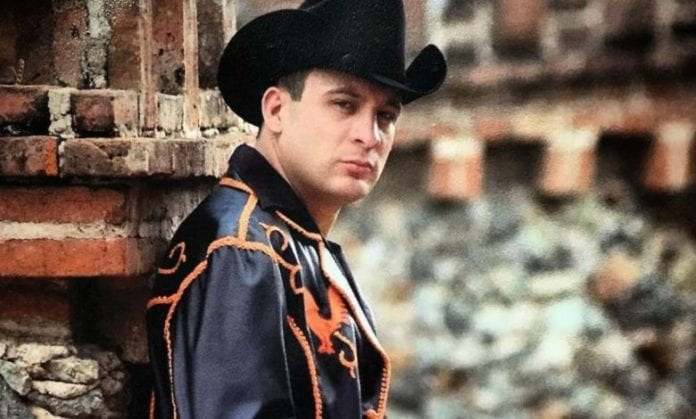 Ya son 14 años de se último concierto dado por el sonorense Valentín Elizalde, cantante que sigue dando de qué hablar en redes sociales, pues su muerte es un enigma a voces, en donde lo que más resuena es mujeres y narco.