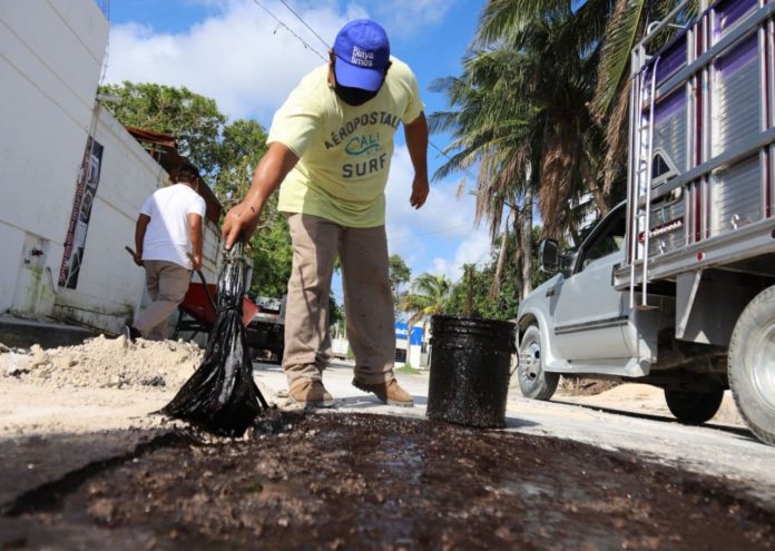 Cuadrillas reparan los baches en las calles de Puerto Morelos