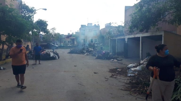 Vecinos de Villas del Sol queman su basura