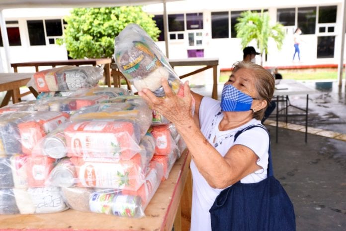 El gobernador Carlos Joaquín informó que, en esta primera etapa, se distribuirán 43 mil 266 paquetes alimentarios. En total: 35 mil en Benito Juárez y ocho mil 266 en Othón P. Blanco.