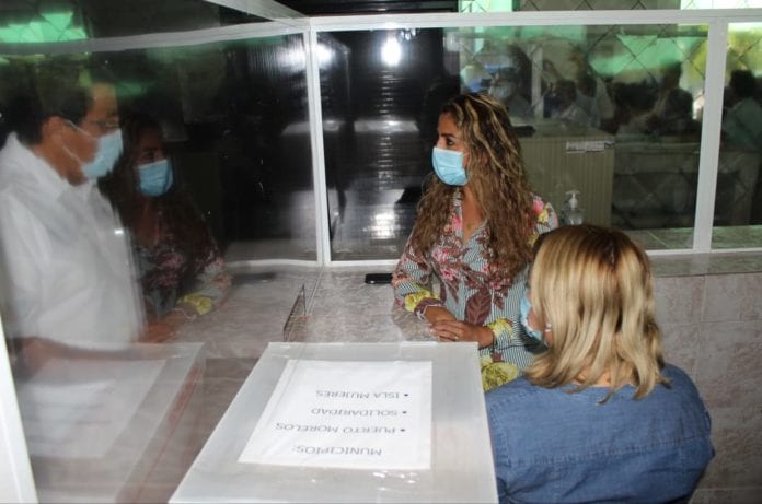 En tan solo 39 días, la senadora Marybel Villegas afirma haber juntado 50 mil firmas para solicitar una consulta ciudadana, cifra que duplica las obtenidas por Morena para pedir juicios a expresidentes y que resulta inverosímil, ya que los módulos que ella instaló lucían casi siempre vacíos.