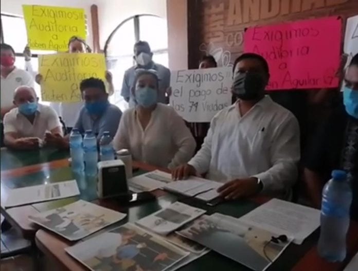 Un grupo de socios taxistas ofreció una rueda de prensa en un café de la ciudad para exigir a Rubén Aguilar, secretario general del sindicato “Lázaro Cárdenas del Río”, que convoque a una asamblea, el próximo 6 de diciembre, para así rendir cuentas de las finanzas.