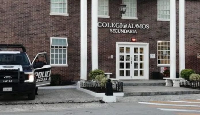 Sujetos desconocidos ingresaron a robar al colegio Álamos, ubicado en la Supermanzana 333 de esta ciudad, a través de un boquete, llevándose equipo de cómputo y otros objetos de valor.