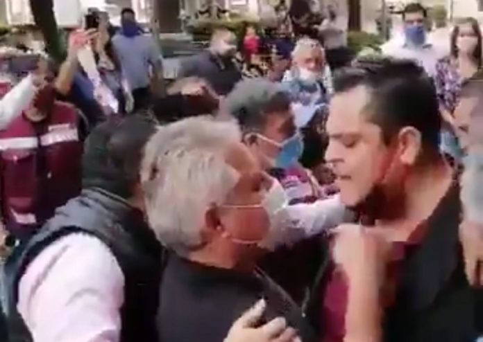 Militantes de Morena Nuevo Léon se enfrentaron y llegaron a los empujones; no están de acuerdo con quein sería candidata a la gubernatura