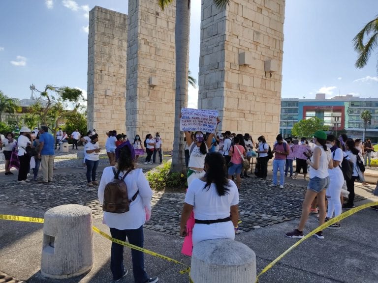 Con filtros de control, escolta policiaca y separados con cinta , hoy se efectuó una nueva marcha, pacífica, para exigir un alto a la violencia de género y justicia en los últimos feminicidios ocurridos en Quintana Roo, principalmente en la zona norte, como el de la joven Bianca Alejandrina “Alexis”.
