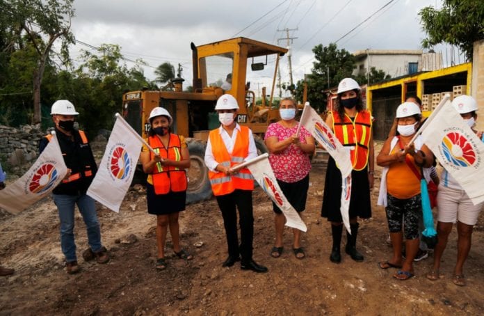 Con el objetivo de mejorar la calidad de vida de más de 18 mil personas, de manera directa, se dio el banderazo de inicio de las obras de pavimentación y construcción de guarniciones y banquetas en la Supermanzana 235 de Cancún.