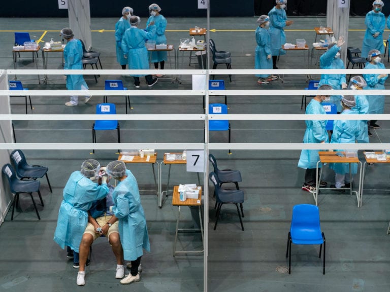 Ofrecen en Hong Kong 13 mil pesos a residentes que den positivo para Covid-19