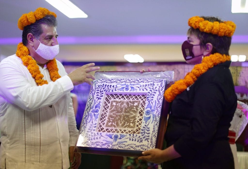 El evento protocolario tuvo lugar en la plaza cívica 28 de Julio, lugar donde los alcaldes de ambos municipios signaron este acuerdo y se comprometieron a compartir experiencias, en especial las enfocadas a los temas de cultura, turismo y comercio, entre otros.