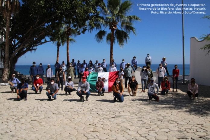 Un grupo de jóvenes quintanarroenses de la Universidad Intercultural, junto con otros de Aguascalientes, Hidalgo, Nayarit, Puebla, Quintana Roo, Sinaloa y Tabasco arribaron ayer a las Islas Marías donde se ubica El Centro de Educación Ambiental y Cultural “Muros de Agua-José Revueltas” para ser capacitados en medio ambiente.