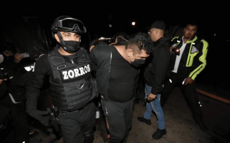 En un operativo fueron capturados presuntos integrantes de la Unión Tepito, junto a Joshua “N” alias “El Pechugas”, quien se presume, es cabecilla de ese grupo delictivo en la Ciudad de México.