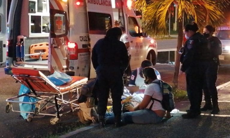 Bebé nace en plena vía pública de Tulum con ayuda de la policía