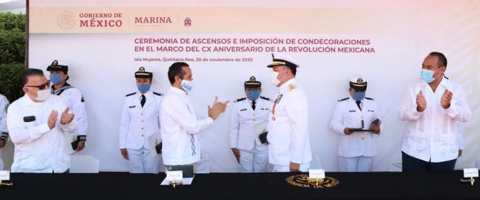 El gobernador Carlos Joaquín, junto con el almirante José Luis Vergara Ibarra, encabezó la ceremonia del CX Aniversario de la Revolución Mexicana, en las instalaciones de la Quinta Región Naval en Isla Mujeres.