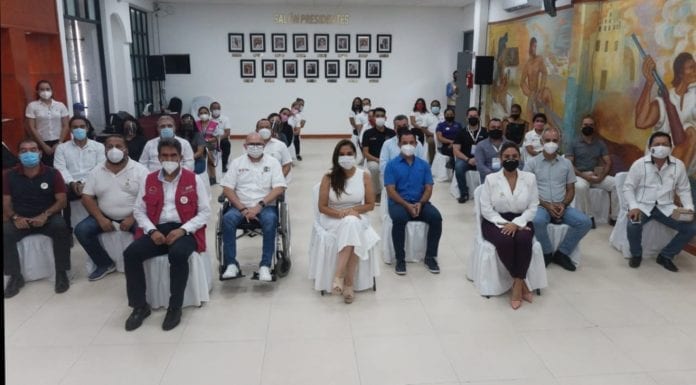 El Ayuntamiento de Benito Juárez entregó a 51 funcionarios y servidores públicos de 10 dependencias municipales que forman parte de la Comisión Interinstitucional para la Prevención y Erradicación del Trabajo Infantil y la Protección de los Adolescentes Trabajadores en Edad Permitida (CITI), distintivos de la capacitación “No al trabajo infantil” que impartió el Sistema Municipal para la Protección Integral de Niñas, Niños y Adolescentes, SIPINNA BJ, desde el pasado mes de octubre. 