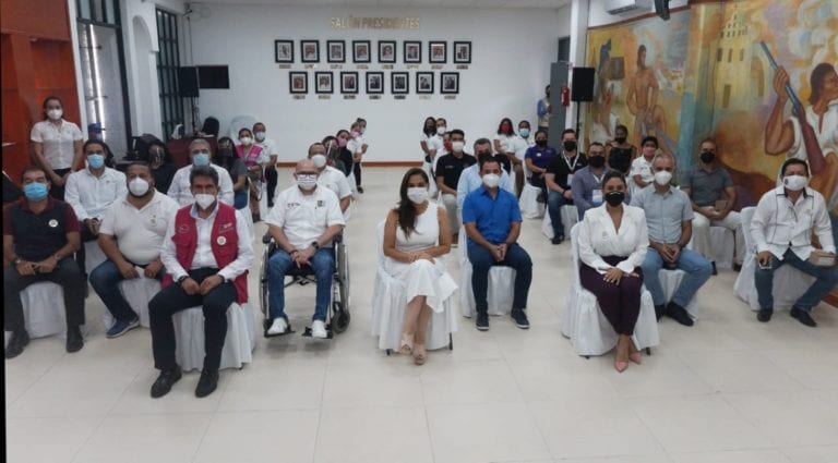 El Ayuntamiento de Benito Juárez entregó a 51 funcionarios y servidores públicos de 10 dependencias municipales que forman parte de la Comisión Interinstitucional para la Prevención y Erradicación del Trabajo Infantil y la Protección de los Adolescentes Trabajadores en Edad Permitida (CITI), distintivos de la capacitación “No al trabajo infantil” que impartió el Sistema Municipal para la Protección Integral de Niñas, Niños y Adolescentes, SIPINNA BJ, desde el pasado mes de octubre. 