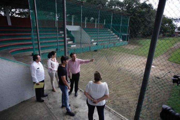 Aunque se metieron los proyectos deportivos para Cozumel, como la ampliación de la Unidad Deportiva “Revolución”, la remodelación del DIF y la alberca olímpica, los diputados federales Adriana Teissier Zavala y Ernesto D’Alesio no cumplieron con su promesa hecha a los cozumeleños.