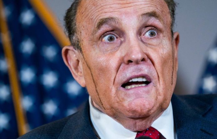 Rudy Giuliani, el abogado de Trump, pasó otro episodio bochornoso; se le chorreó el tinte en plena conferencia