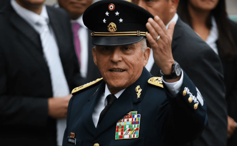 Cienfuegos llega a México y se va directo a su casa tras ser notificado por la FGR