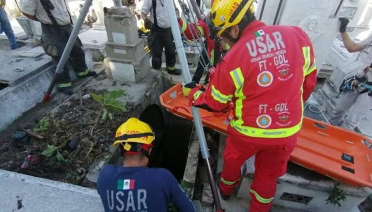 Muere ancianito al caer en la fosa de su esposa por accidente durante su entierro