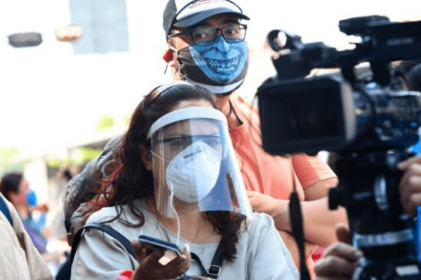 -Si bien los médicos y personal de salud son de las profesiones más arriesgadas en esta pandemia, los periodistas también están en la primera línea al sufrir de problemas de salud, estrés y golpes duros a la economía.