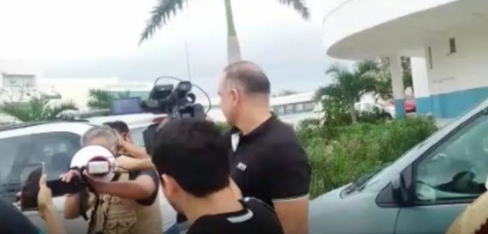 Carlos Mimenza agredió a la prensa en una manifestación a la que convocó en Playa del Carmen