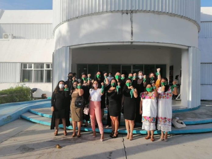 En el marco de la mesa de diálogo con el gobernador de Quintana Roo, celebrada ayer, la Red Feminista Quintanarroense entregó un pliego petitorio a Carlos Joaquín, pues las exigencias de este organismo que aglomera a 26 colectivas y miles de mujeres, se mantienen pese a la violencia sufrida en las últimas manifestaciones, la primera (9 de noviembre) que conllevó violencia policial y la segunda, (15 de noviembre), que tuvo la intervención de grupos anarquistas pagados, que ocasionaron daños a inmuebles y saqueos. 