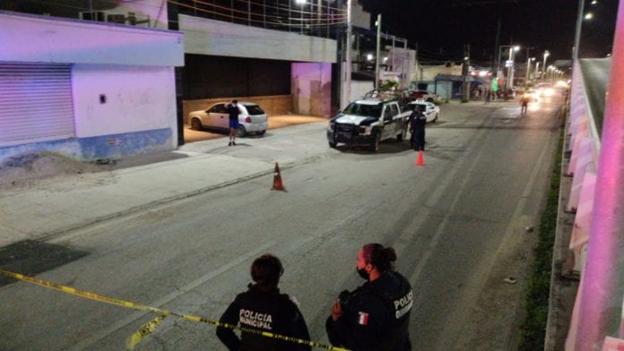 n grupo de hombres armados disparó esta noche contra la fachada de un gimnasio denominado “Hércules”, que se ubica en la Supermanzana 68 sobre la avenida López Portillo, a corta distancia del puente de la Bonampak, al igual que contra un vehículo estacionado allí.