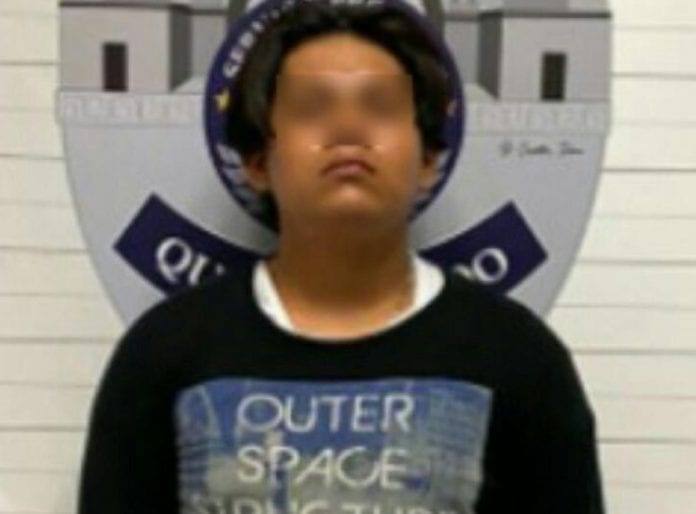 Un hombre de 18 años de edad fue detenido esta madrugada por policías en el momento exacto en que emergía de un boquete que había abierto en una tienda de electrodomésticos de la Región 259, cargado de mercancía robada.