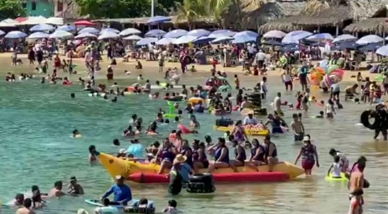 Playas de Acapulco se ‘llenan’ de turistas durante el puente pese a Covid-19