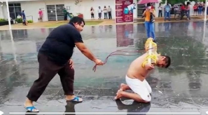 Este ex funcionario aceptó recibir latigazos. De esta manera protesta por la falta de apoyos tras inundaciones en Tabasco